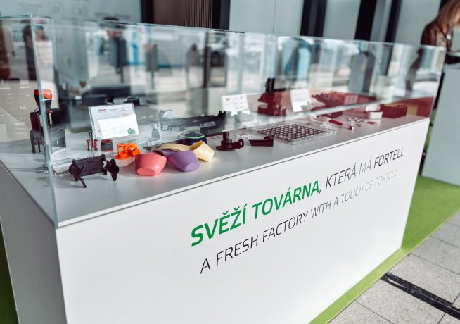 Stücke von Fortell überall um uns herum